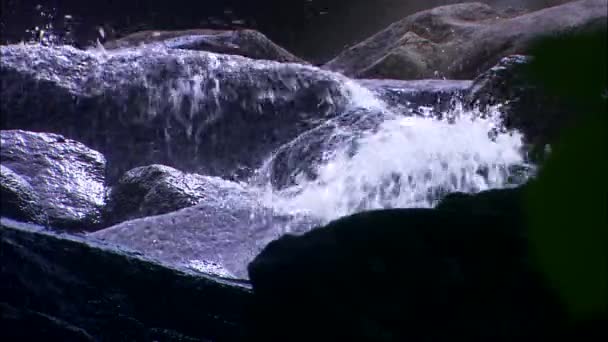 Vattenfall som flödar på stenar — Stockvideo