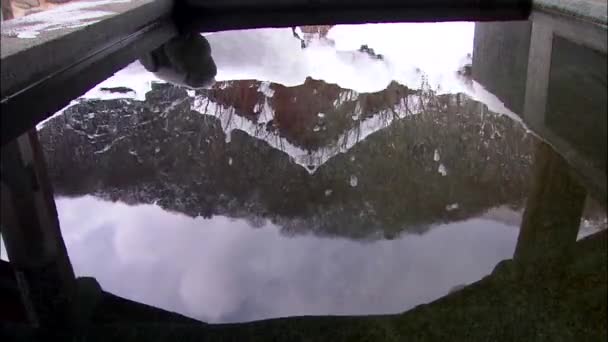 Casa refletindo sobre a superfície da água da lagoa — Vídeo de Stock