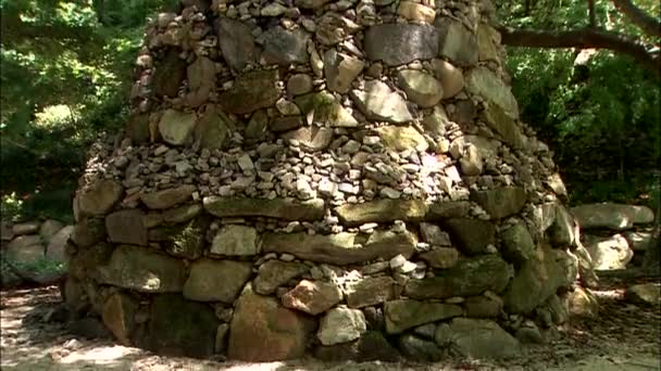 Torre de pedra com inscrição no topo — Vídeo de Stock