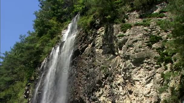 chute d'eau énorme froide   