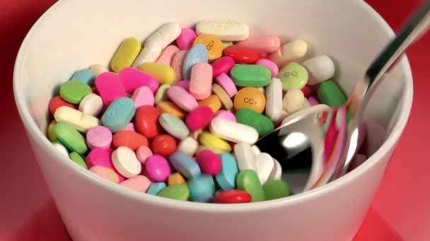 Zoom en la toma de pastillas en un bol blanco — Vídeos de Stock