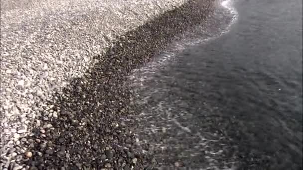 Vlny oceánu shazovat na písečné pláži — Stock video