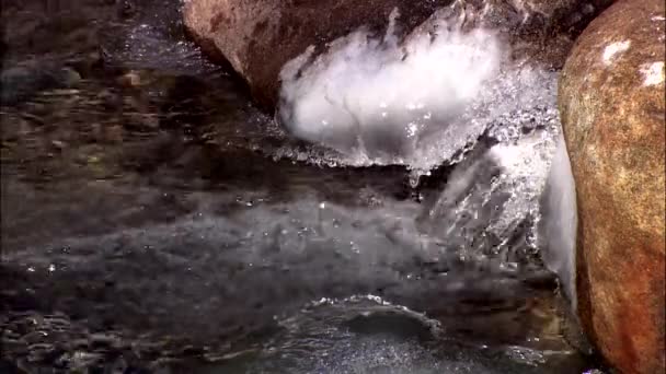 Mały wodospad pod lodem — Wideo stockowe