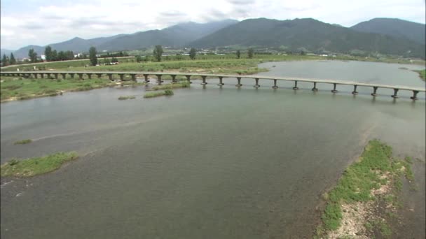 Río Seomjingang con puente — Vídeo de stock