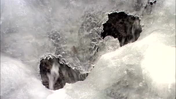 美丽的冷流的瀑布 — 图库视频影像