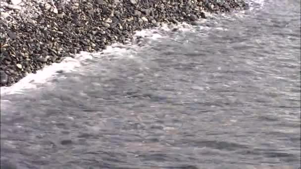 Les vagues de l'océan s'écrasent sur la plage de sable 