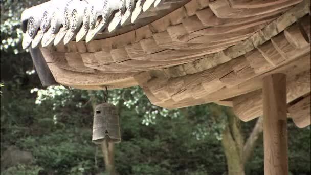 Vue Rapprochée Cloche Métallique Suspendue Sur Toit Temple Gurye Province — Video