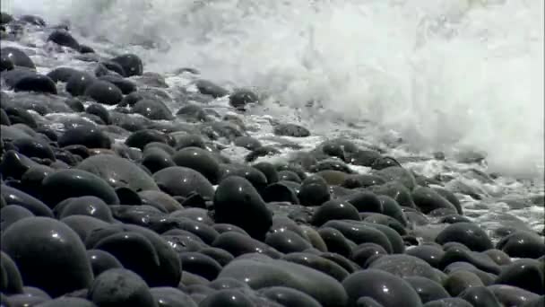 Vagues d'eau laver les pierres en Corée — Video