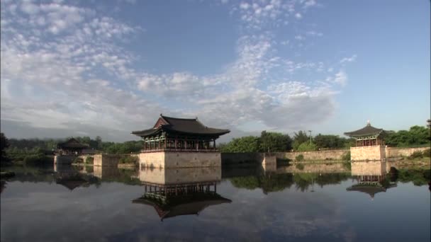 Edifícios antigos tradicionais na lagoa de Anapji — Vídeo de Stock