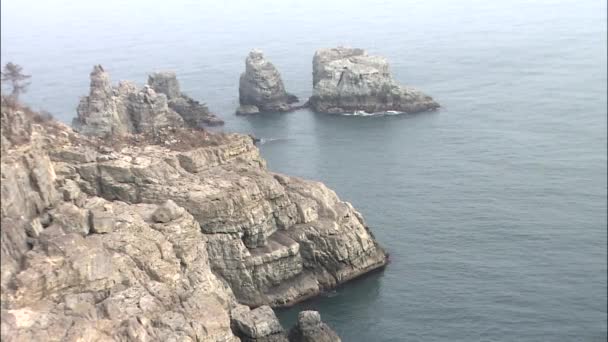 Морской пейзаж с удивительными скалами в воде — стоковое видео