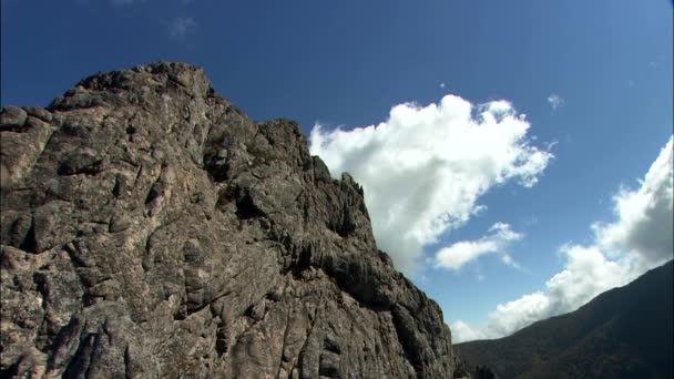 Nubes sobre el pico de la montaña — Vídeos de Stock