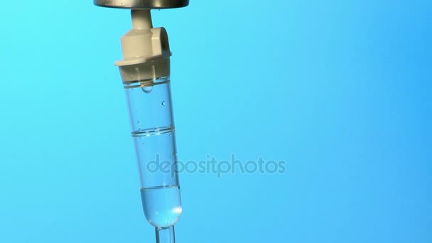 Contador de gota com gotejamento fluido intravenoso — Vídeo de Stock
