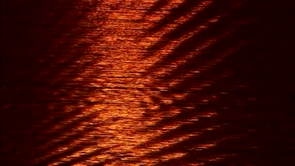 Оранжевый закат отражается на поверхности моря — стоковое видео
