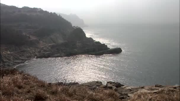 Paisaje marino con increíble costa rocosa — Vídeos de Stock