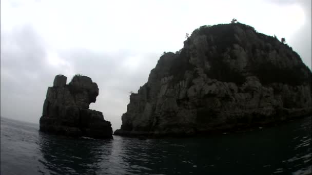 Zeegezicht met rotsachtige eiland van Geoje-si — Stockvideo