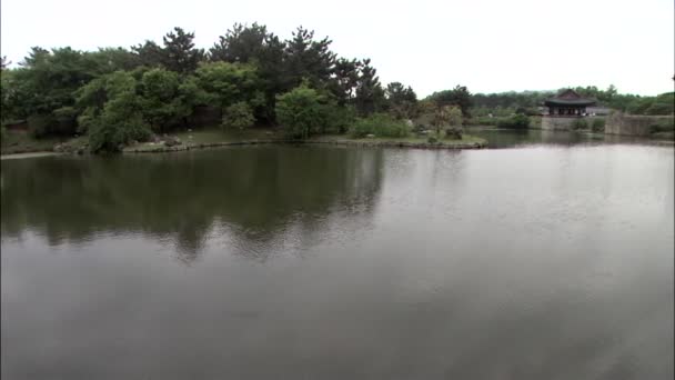 Traditionelle alte Gebäude im Anapji-Teich — Stockvideo