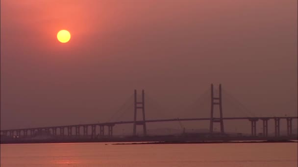 Ponte enorme sulla superficie del mare ondulato — Video Stock