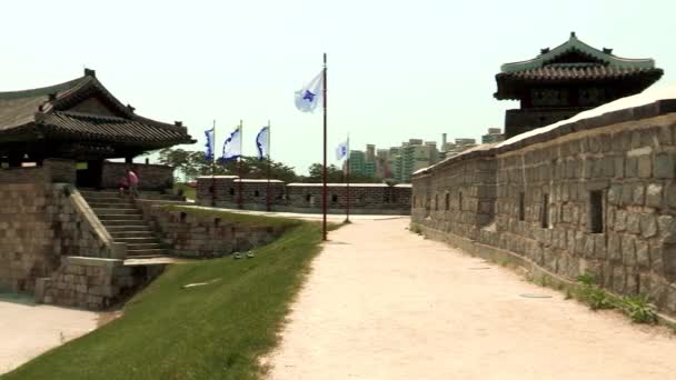 Паркани фортеця у місті Suwon-si — стокове відео