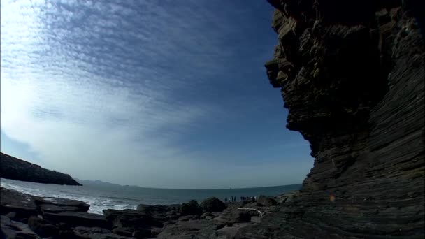 Krajina s úžasné skalnaté pobřeží — Stock video