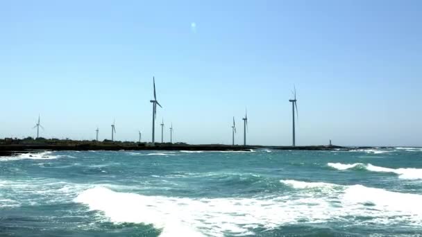 Windmolens op landschap van Jeju-eiland — Stockvideo