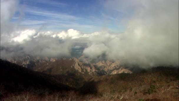 Nubes en altas montañas — Vídeo de stock