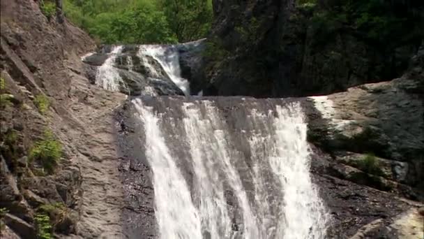 Piękny przepływów zimny wodospad — Wideo stockowe
