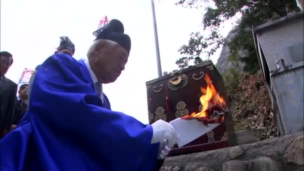 Homem Coreano Vestido Nacional Fazendo Sacrifício Tradicional Carta Ardente Jinan — Vídeo de Stock