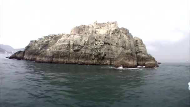 Θαλασσογραφία με βραχώδες νησί της Geoje-Σι — Αρχείο Βίντεο