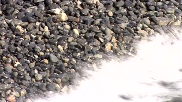 Ondas oceânicas batendo na praia arenosa — Vídeo de Stock