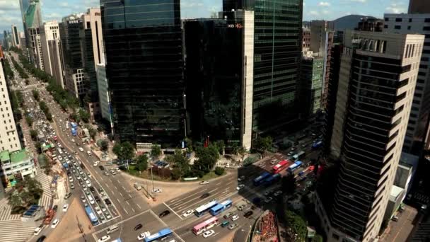 Tráfico de transporte y edificios altos en Seúl — Vídeo de stock