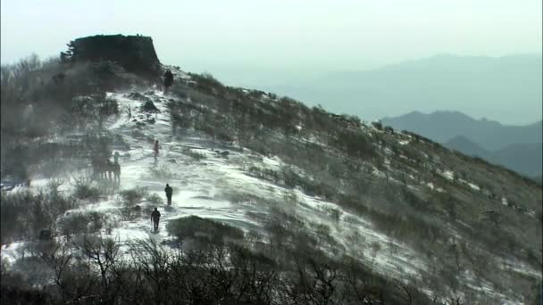 눈 덮인 산에 산책 하는 관광객 — 비디오