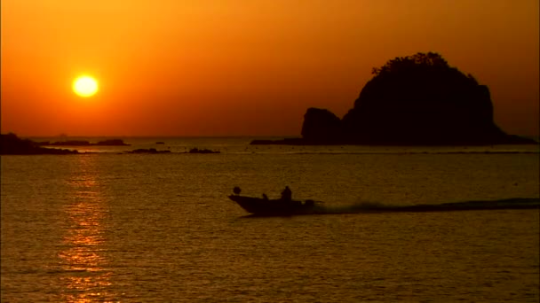 Atardecer naranja reflejándose en la superficie del mar — Vídeos de Stock