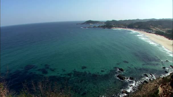 Mar litoral perto de cidade pequena — Vídeo de Stock