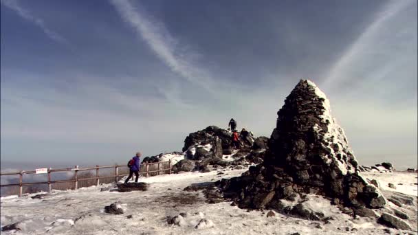 Poeple Horolezecké Skály Sněžných Horách Dřevěným Plotem — Stock video
