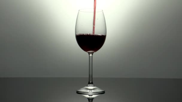 Εισχωρώντας Wineglass κρασί — Αρχείο Βίντεο