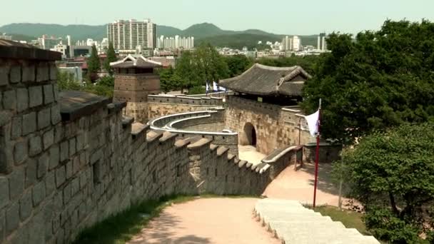 Fortress and buildings in Suwon-si — Stock Video