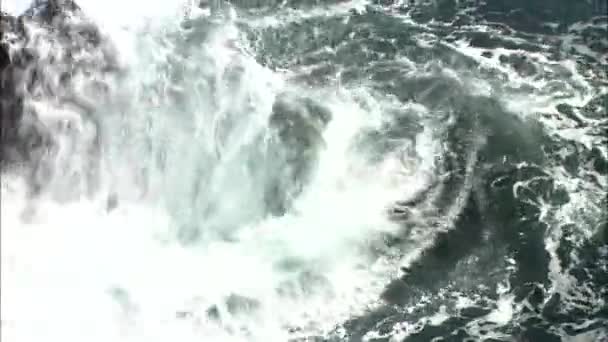 Ondas oceânicas colidindo em falésias costeiras — Vídeo de Stock