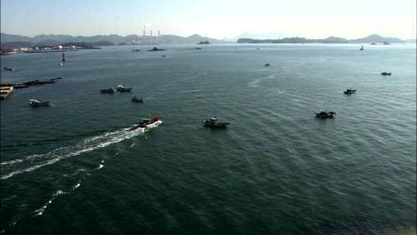 Морський пейзаж з човнами, що плавають у воді — стокове відео