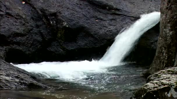 Cascada que fluye sobre piedras — Vídeos de Stock