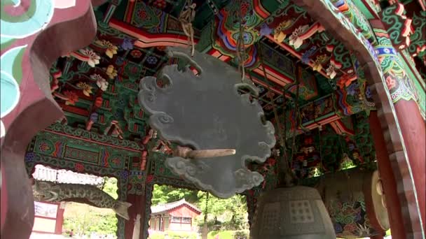 Священные колокола в буддийских храмах — стоковое видео