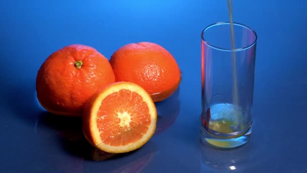 Fresh juice pouring in glass — Stock Video