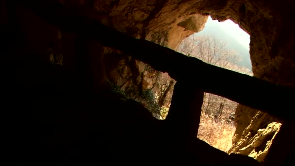 韓国の田舎で洞窟から続く階段 — ストック動画
