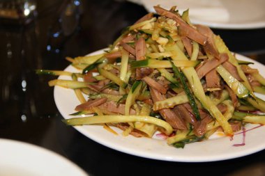 Çin lokantasında lezzetli yemekler.