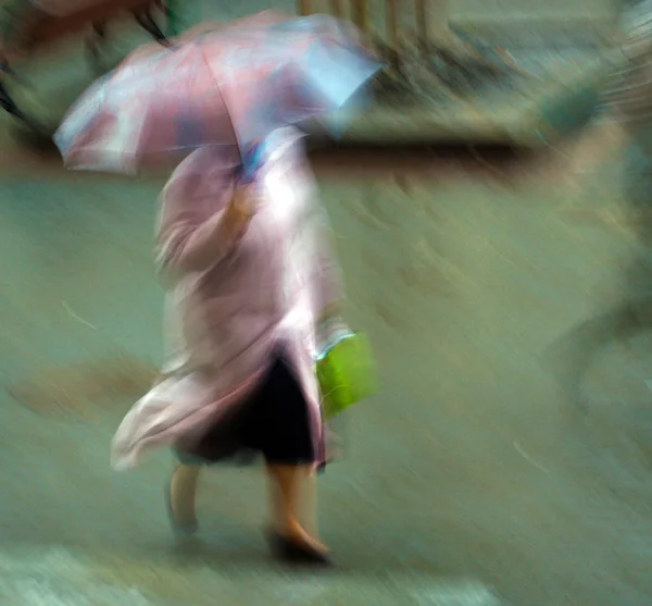 Femme sous la pluie — Photo