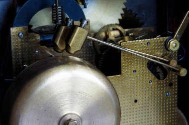 Pirinç çanları ve bronz çekiç