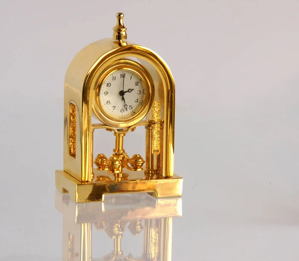 Старовинний стіл годинник — стокове фото