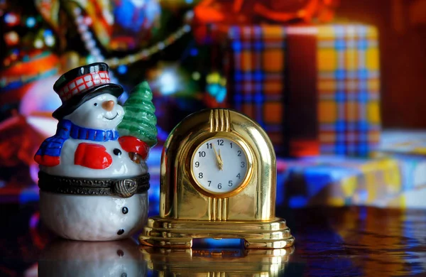 Relógio vintage e boneco de neve — Fotografia de Stock