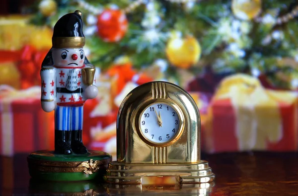 Horloge vintage et casse-noix — Photo