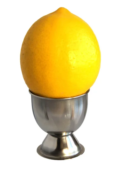 Amarelo limão maduro em uma xícara de metal — Fotografia de Stock