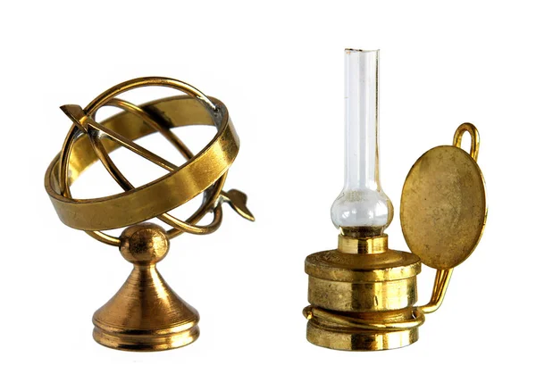 Латунная астролябия и керосиновая лампа — стоковое фото